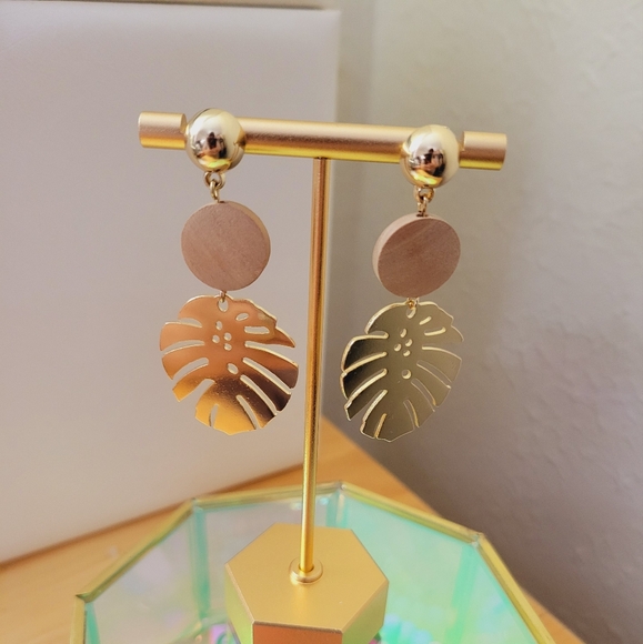 ETK Gold and Wood Monstera Earrings - Picture 3 of 6